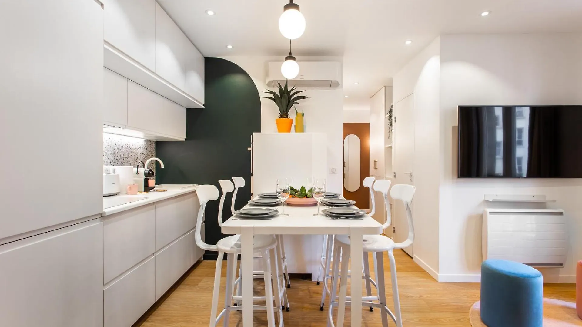 Stunning - 2br-6p - Center Apartment